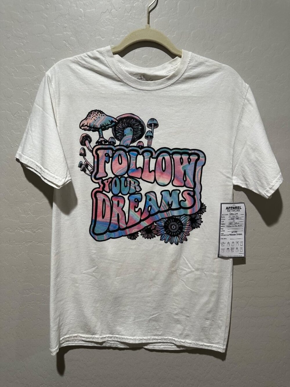 Graphic t-shirt colorful retro mushroom design "FOLLOW YOUR DREAMS". Size M